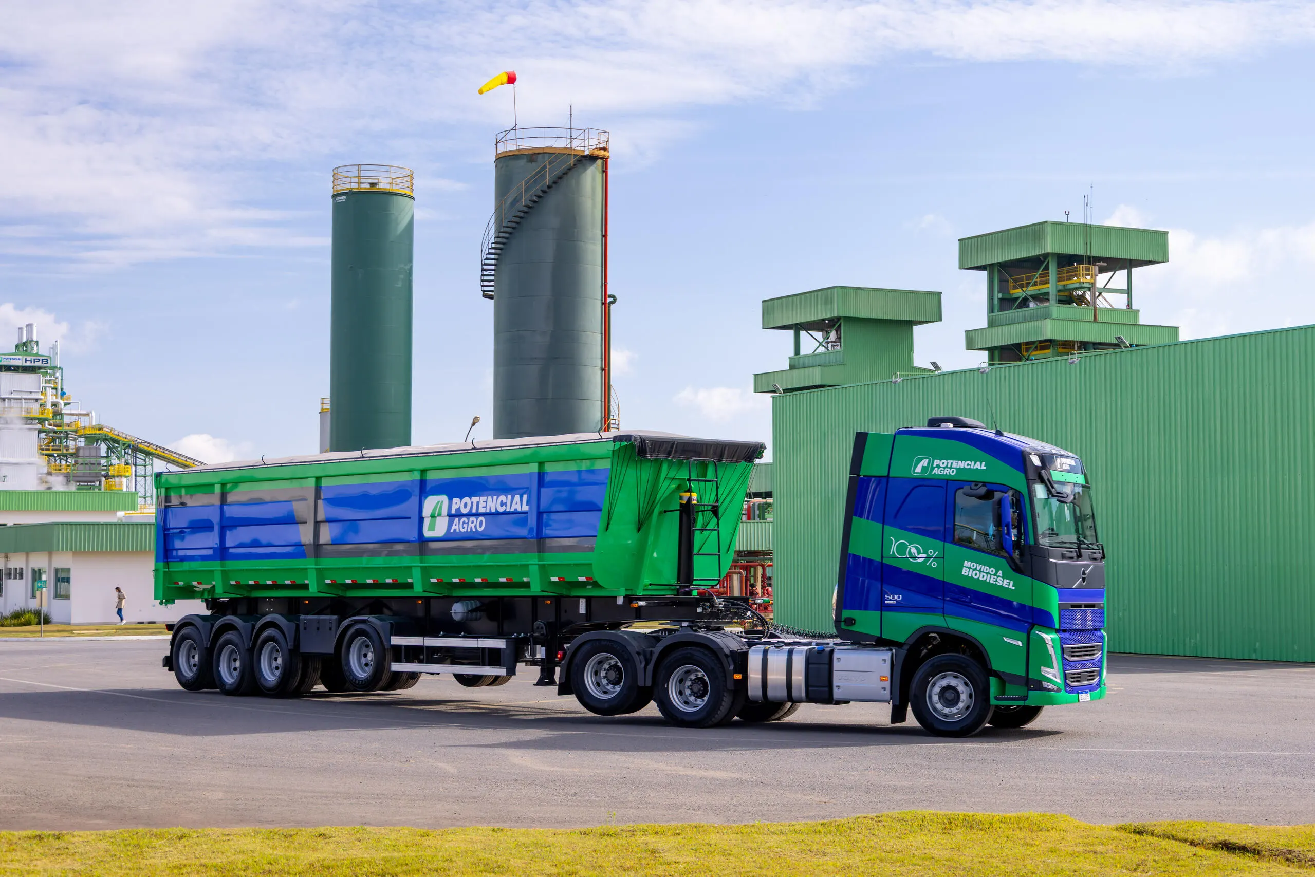 Grupo Potencial adquire 31 caminhões Volvo FH B100 Flex para operar com biodiesel puro