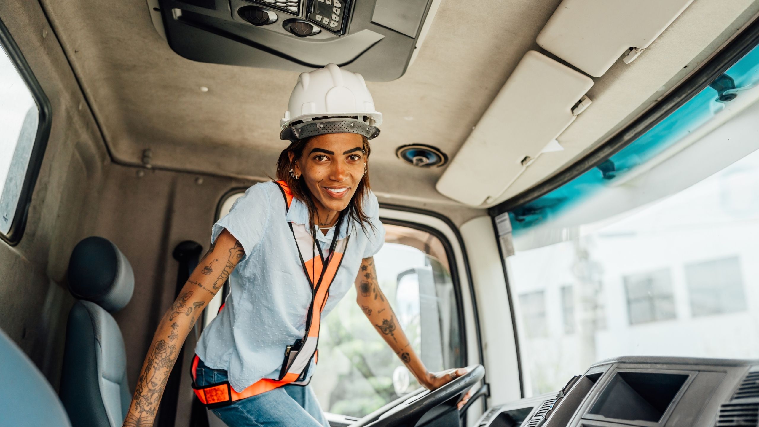 Capacitação feminina ao volante: iniciativas que abrem caminho para mais mulheres no transporte