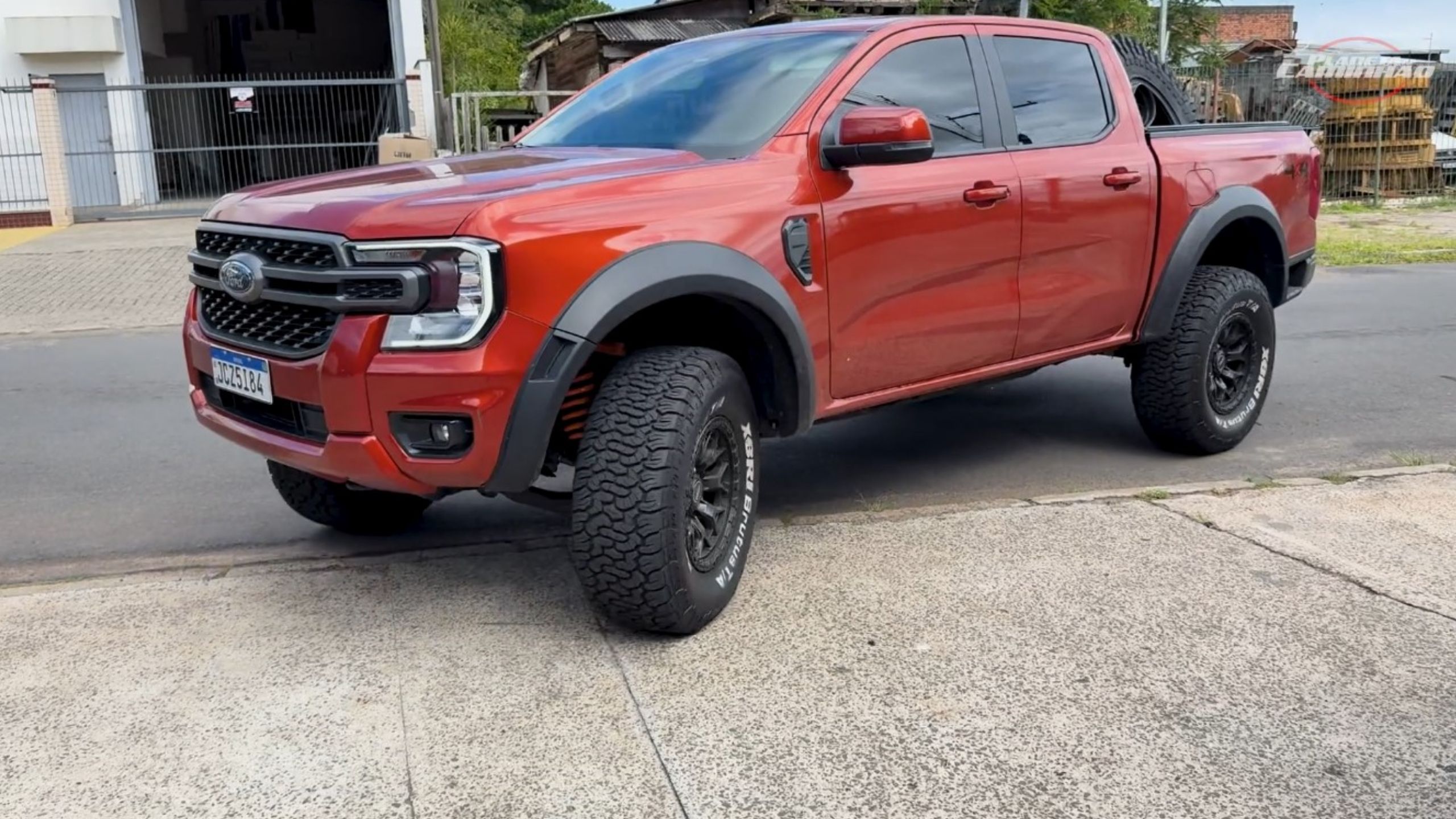 Ford Ranger preparada impressiona com suspensão 4”, pneus 35 e pegada off-road extrema