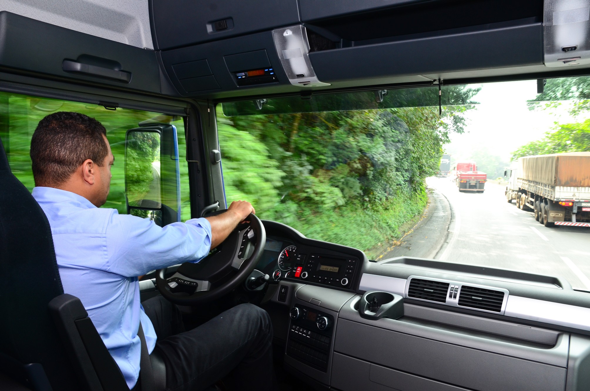 Investimentos na especialização de motoristas de caminhões trazem melhoria ao TRC