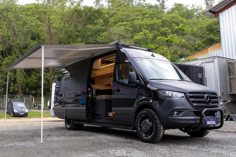 Motorhome Rigel Black Series inova com autonomia total e geração de energia solar