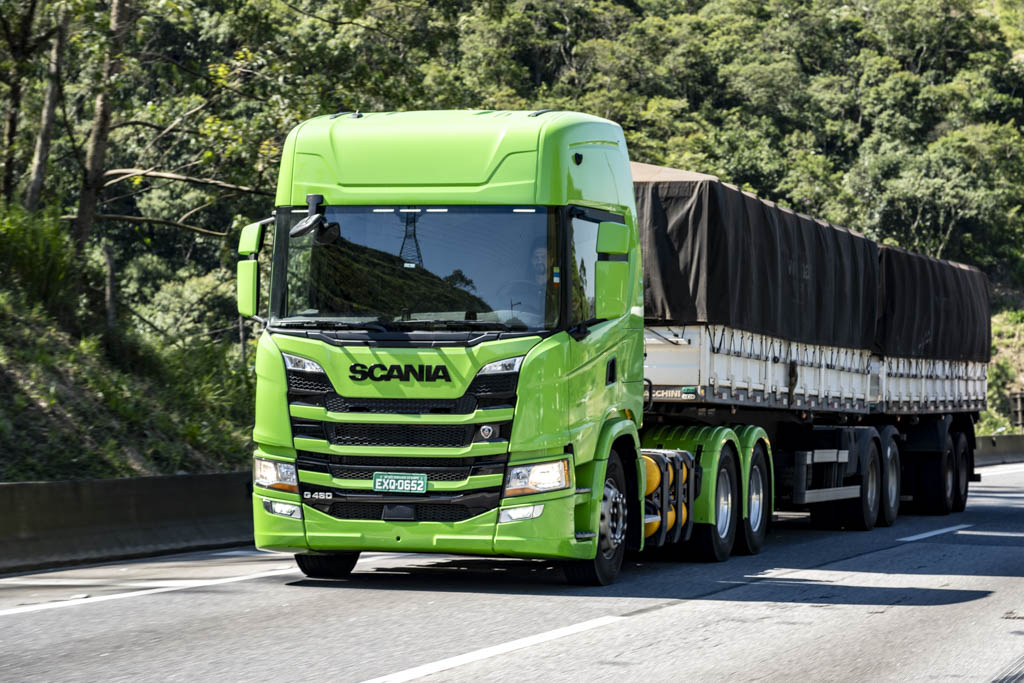 Scania lança caminhão a gás de 460cv e autonomia de até 650km para puxar 9 eixos