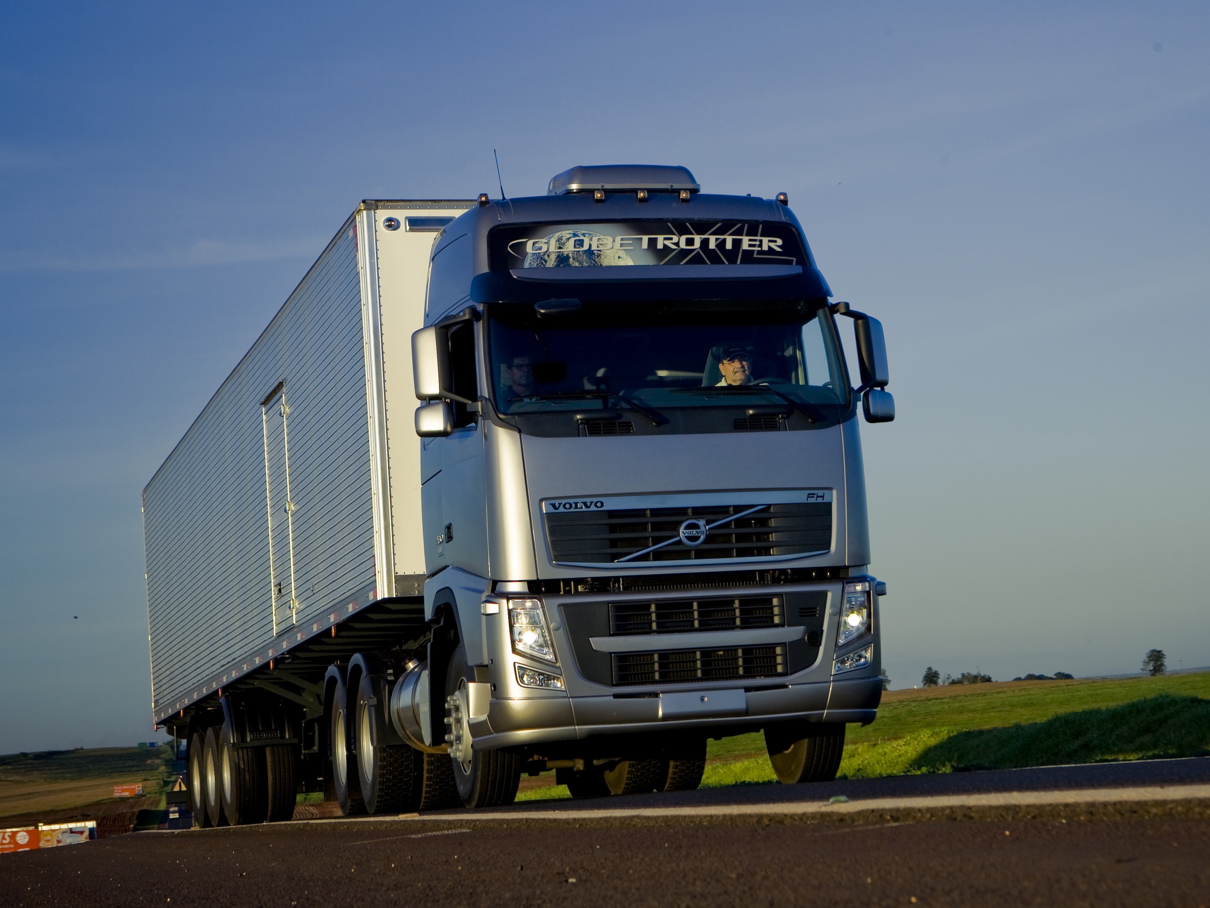 Volvo lidera mercado de pesados; confira os 10 caminhões mais vendidos do primeiro semestre de 2026