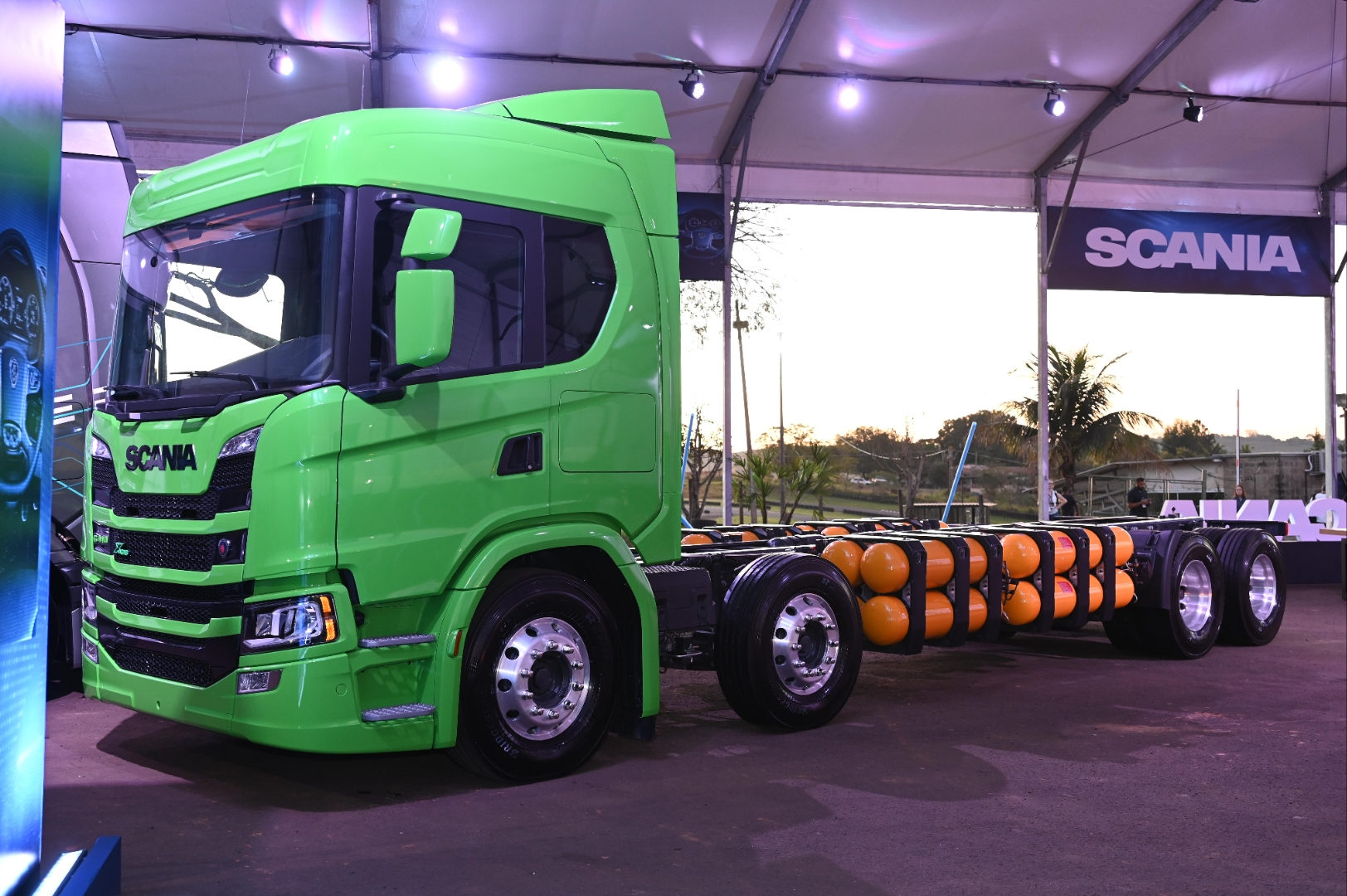 Scania apresenta primeiro caminhão a gás com 900 km de autonomia 