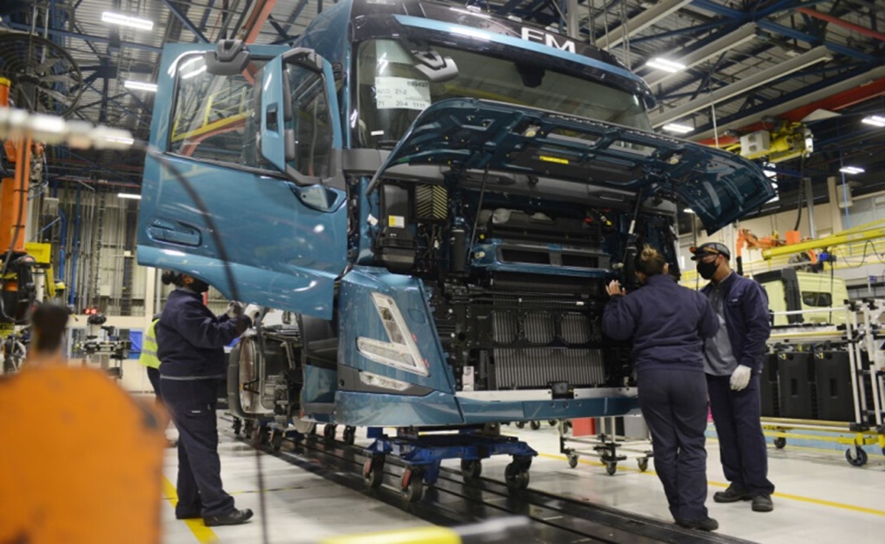 Volvo começa produção de novos caminhões FH, FM e FMX no Brasil