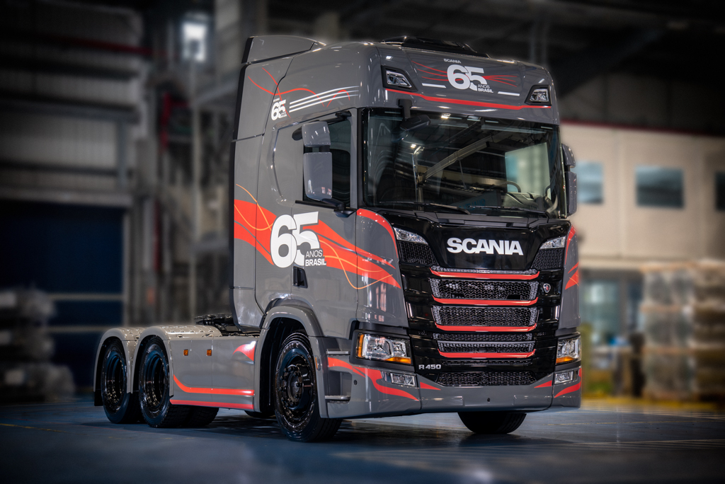 Scania apresenta caminhão da série especial 65 anos de Brasil