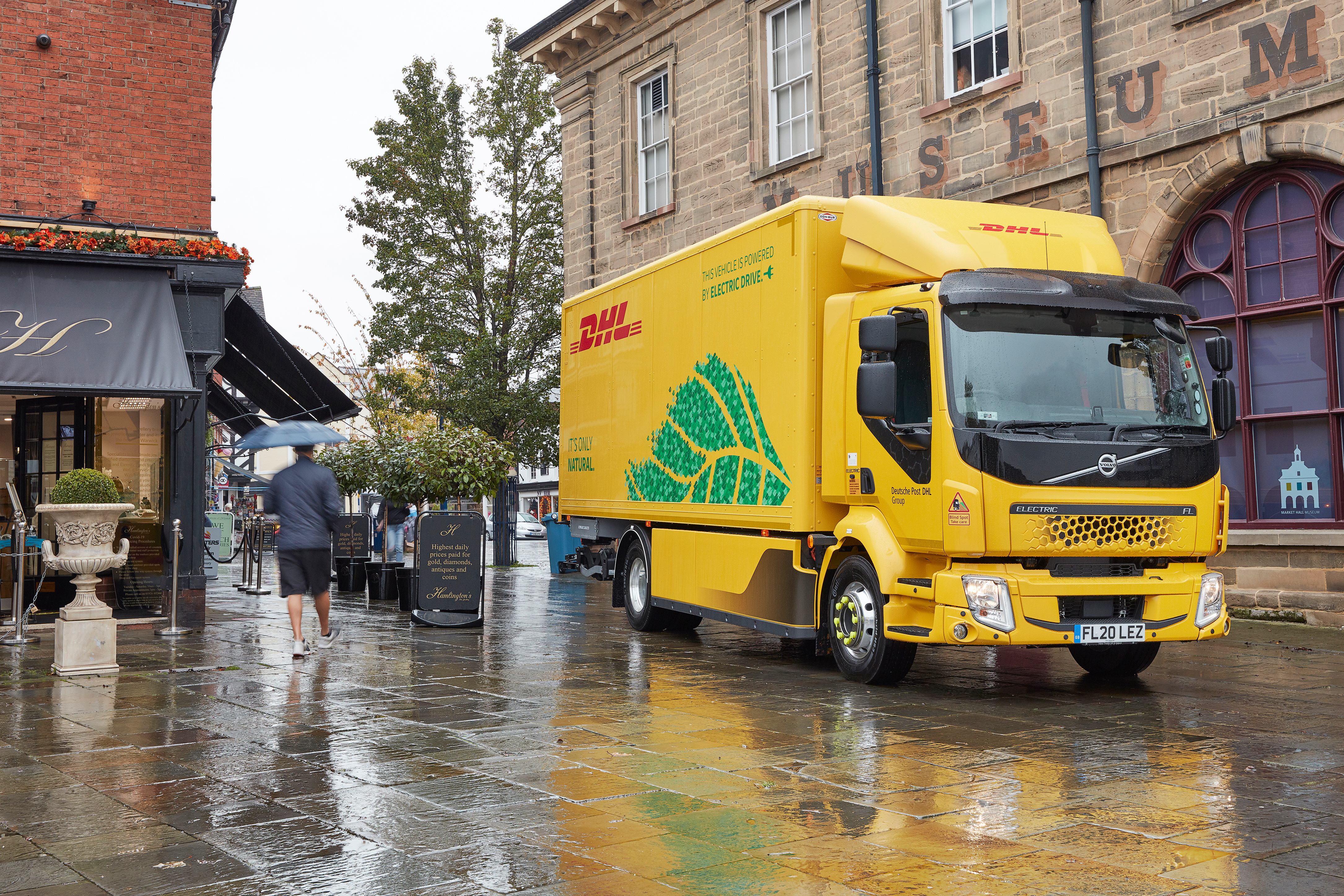 Foco na emissão zero: DHL fecha pedido de 44 caminhões elétricos Volvo na Europa