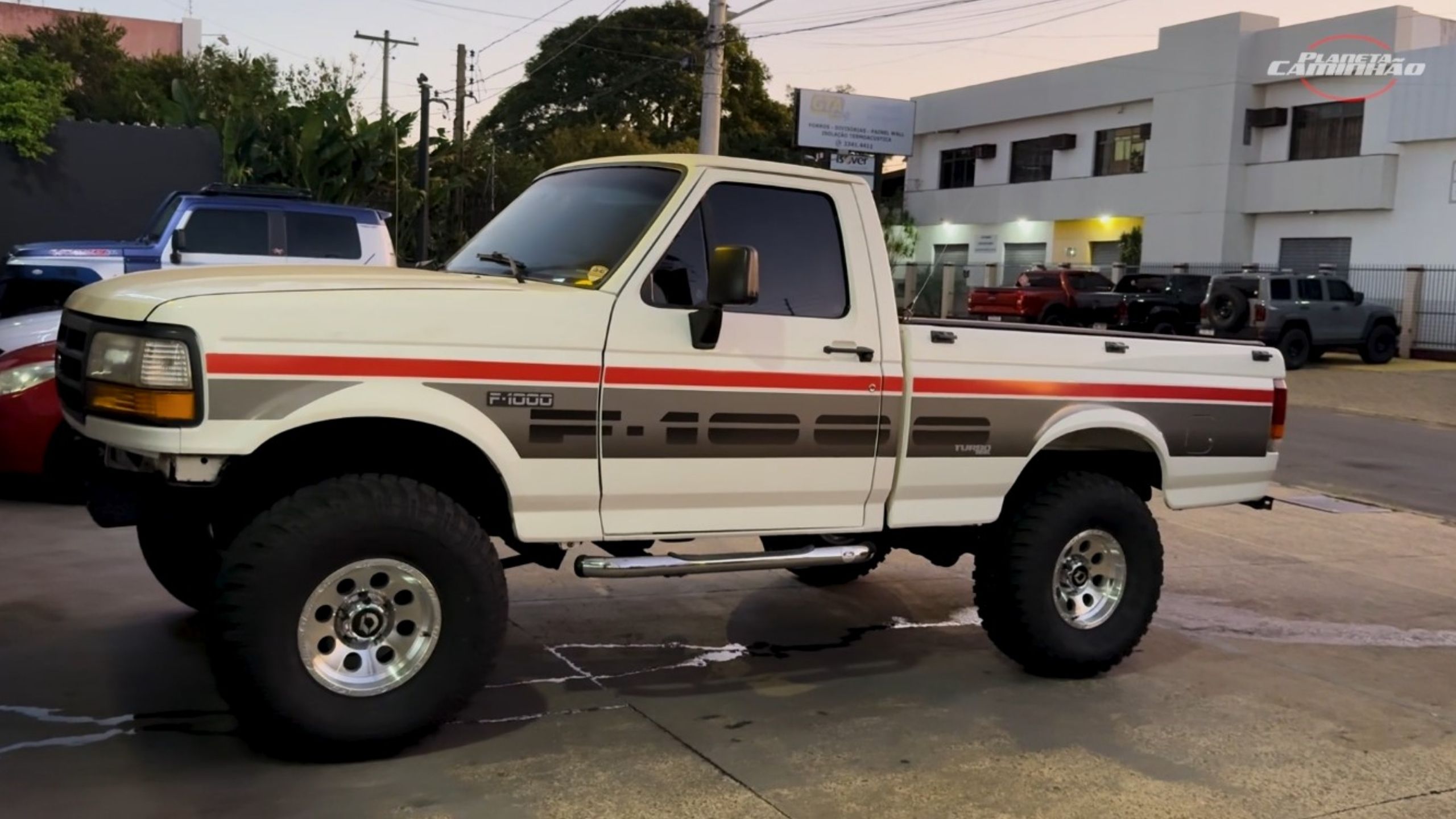F-1000 elevada sem body lift impressiona por engenharia e visual inspirado nas picapes americanas