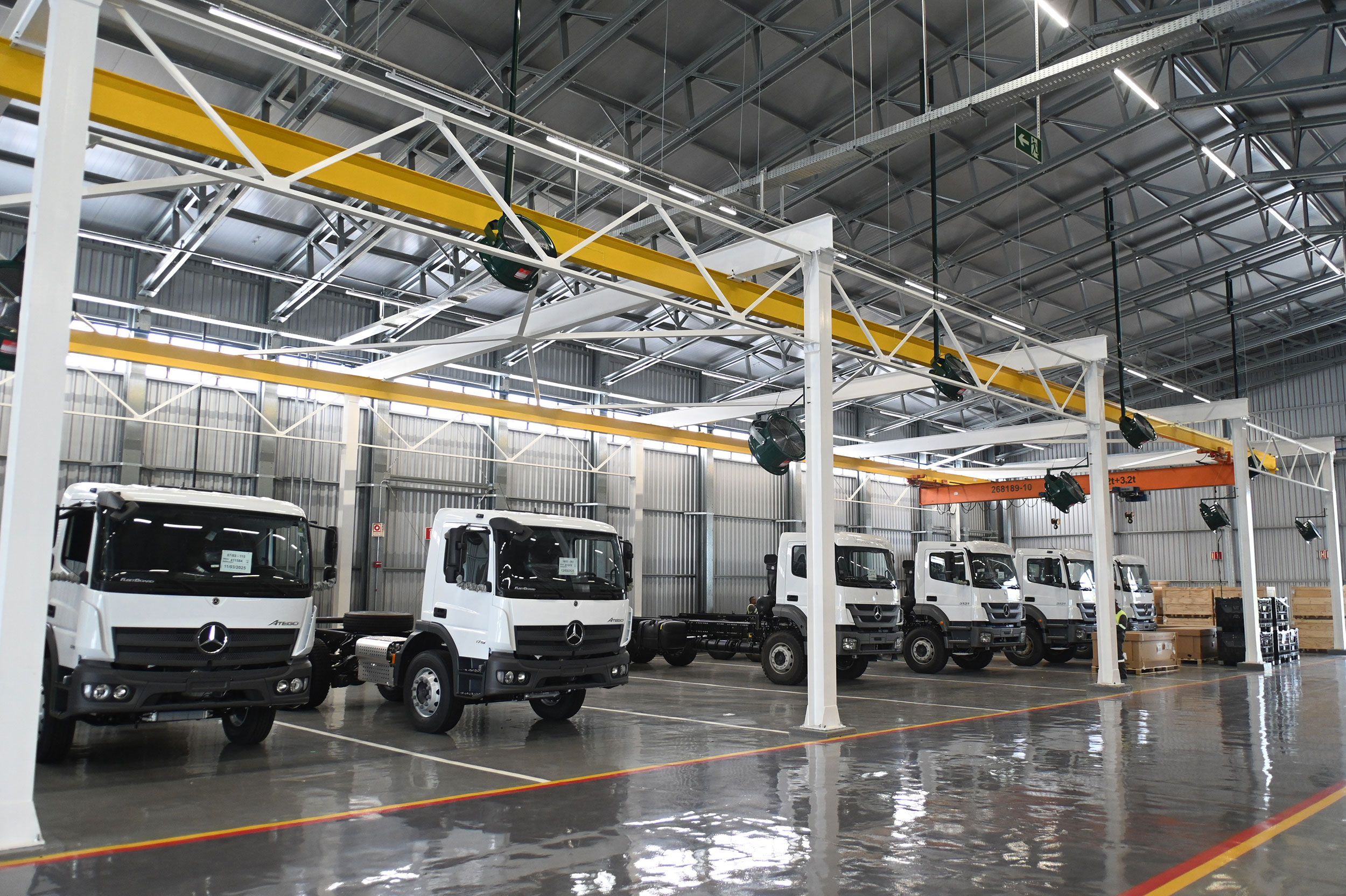 Mercado de caminhões registra leve retração em setembro, enquanto ônibus avançam