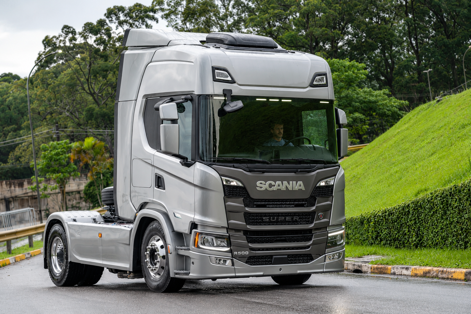 SCANIA ATUALIZA CABINES DE CAMINHÕES COM TELA CENTRAL, COMANDO DE VOZ E CARREGADOR SEM FIO