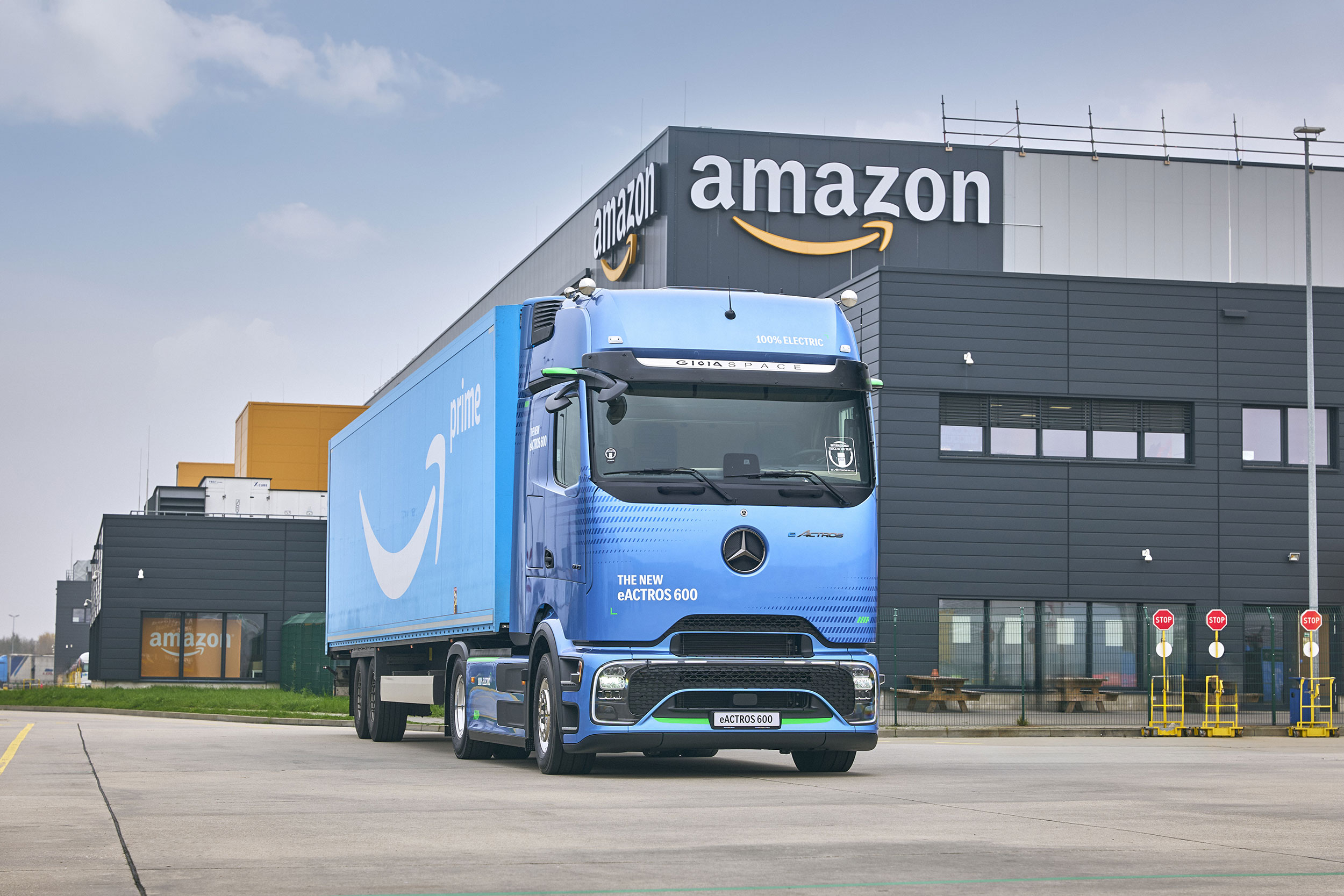 Amazon fecha pedido de mais de 200 caminhões elétricos Mercedes-Benz eActros 600