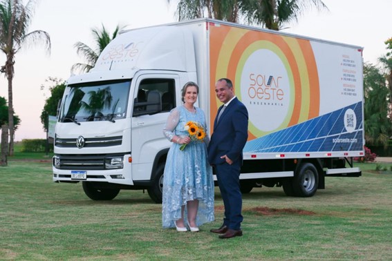 Noiva viraliza ao entrar no altar a bordo de um caminhão Volkswagen