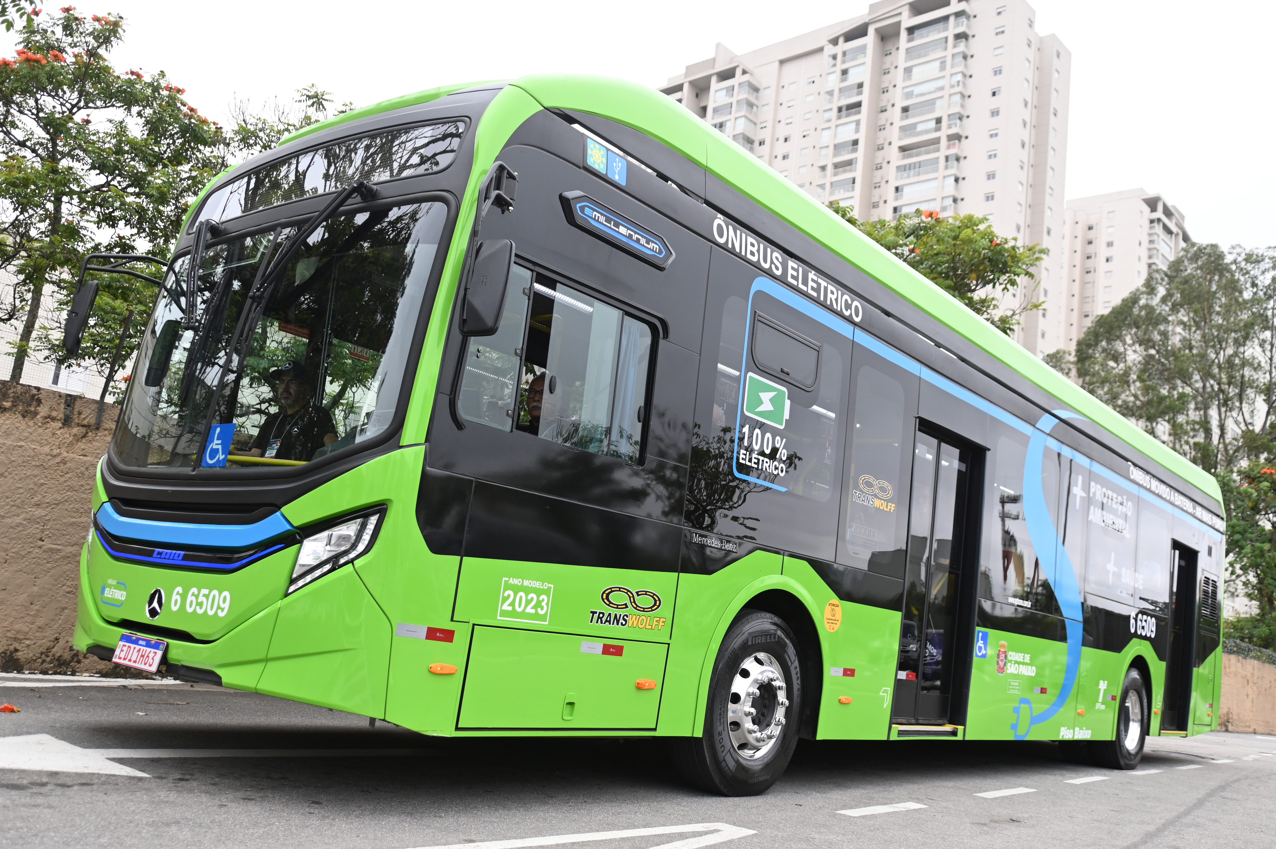 Mercedes-Benz apresenta eO500U, ônibus 100% elétrico produzido na fábrica brasileira