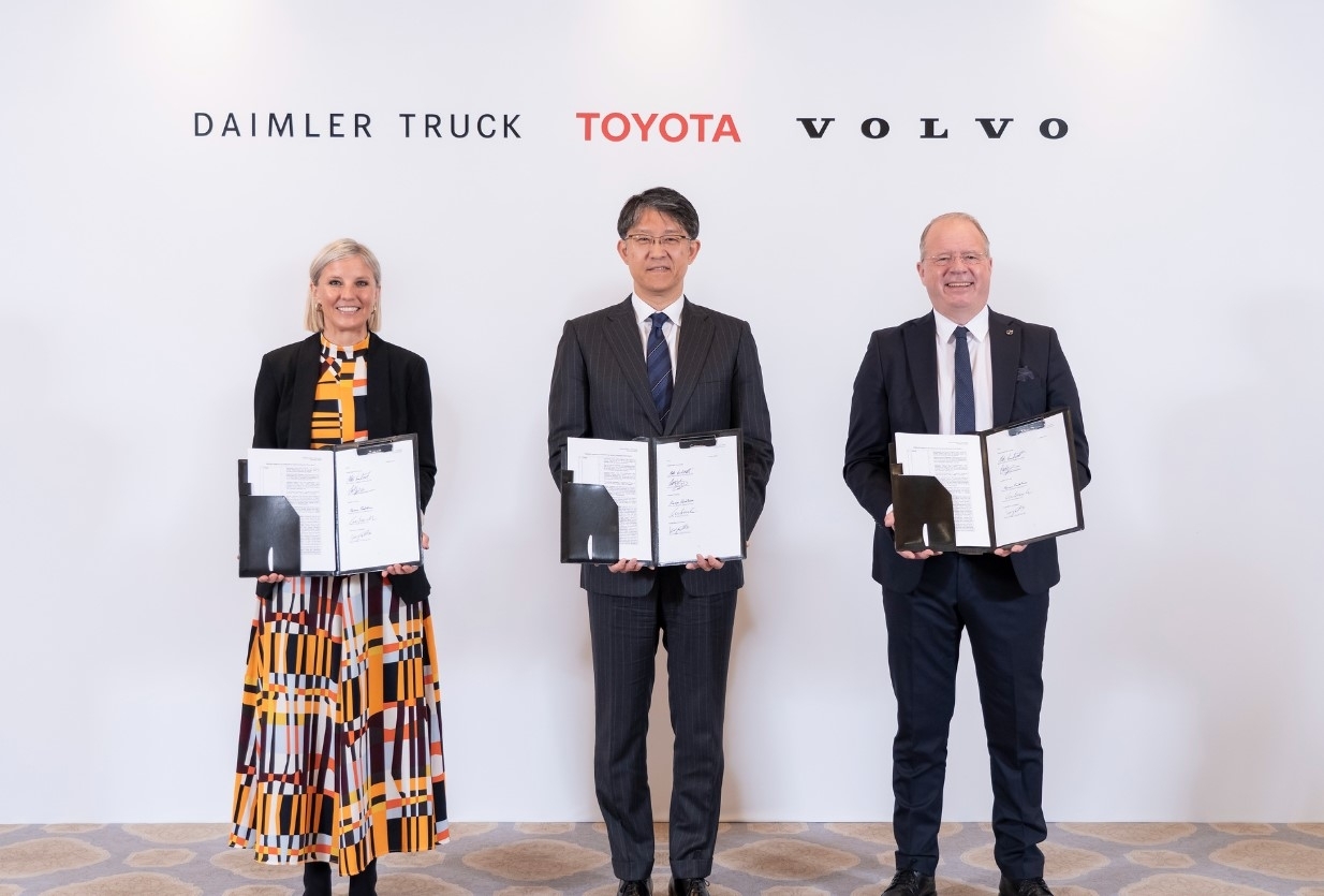 Daimler Truck, Volvo Group e Toyota fecham parceria pra nova geração de caminhões a hidrogênio