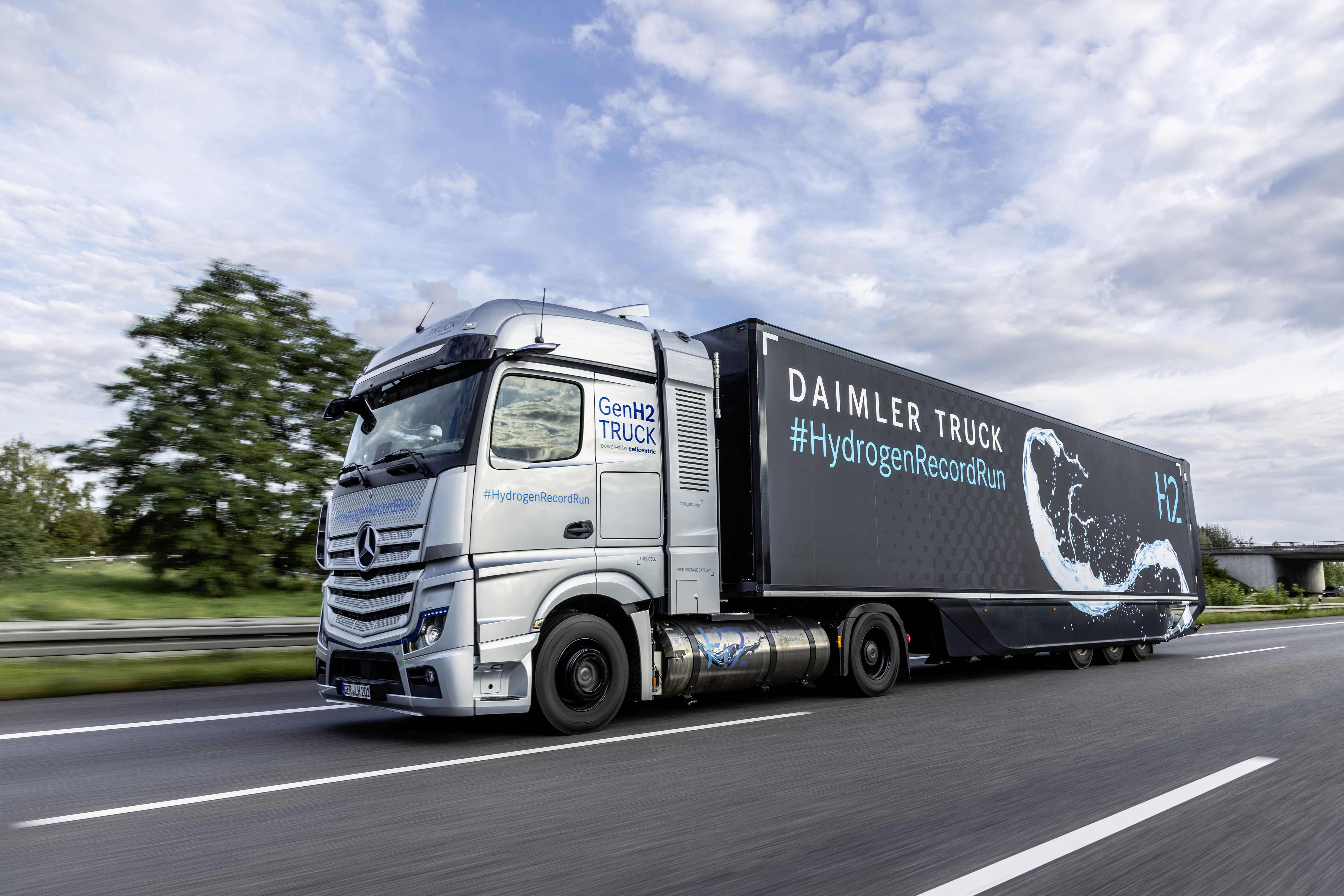 Daimler Truck produz frota de caminhões Mercedes-Benz GenH2 para testes em clientes