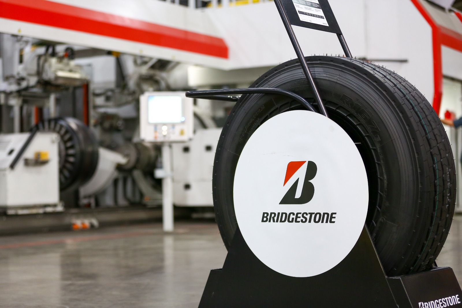 Bridgestone lança novo pneu R167E para aplicações urbanas com foco em performance