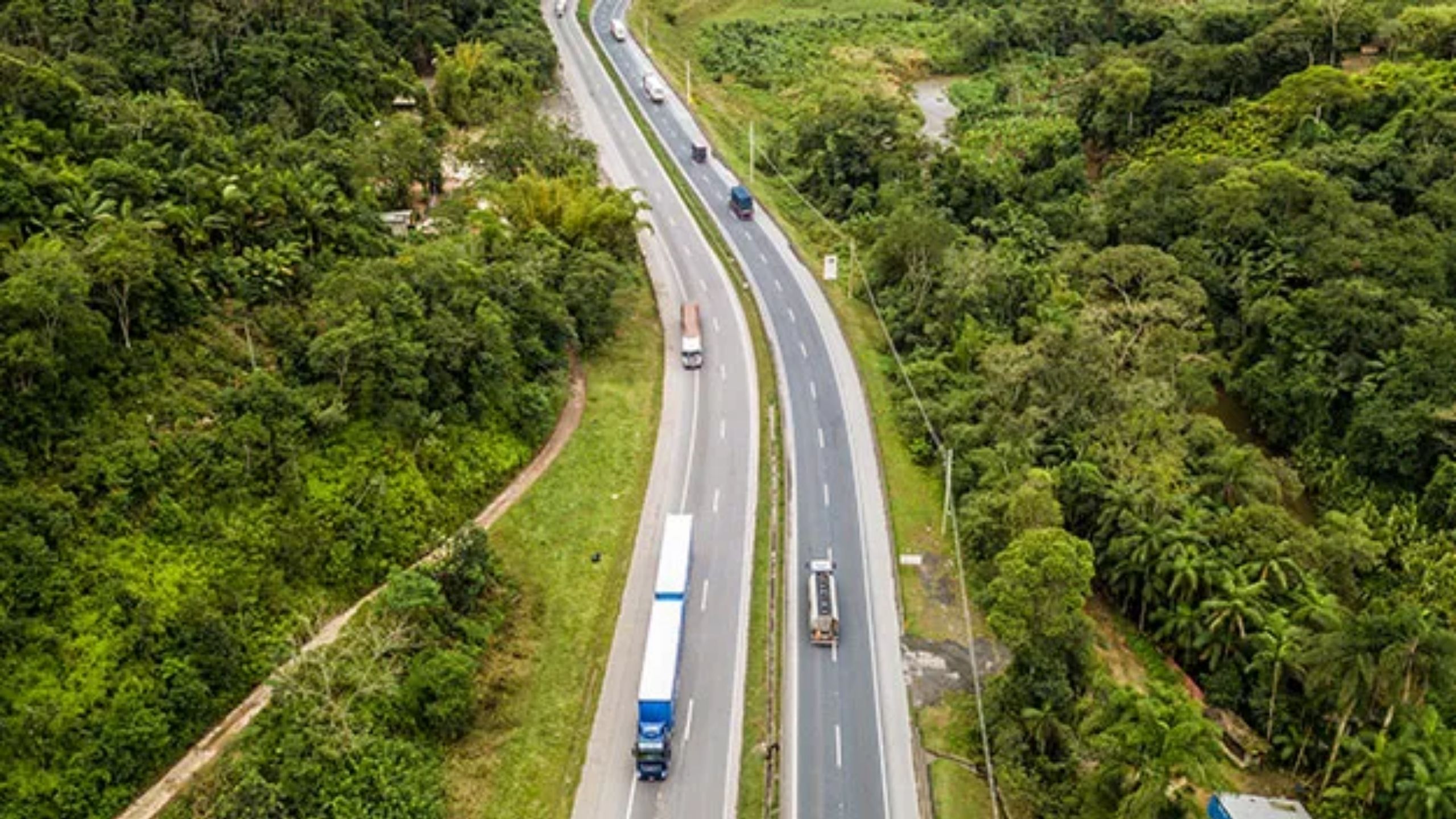 A estrada que conecta o Brasil: a construção da BR-116 e a história do transporte pesado no país