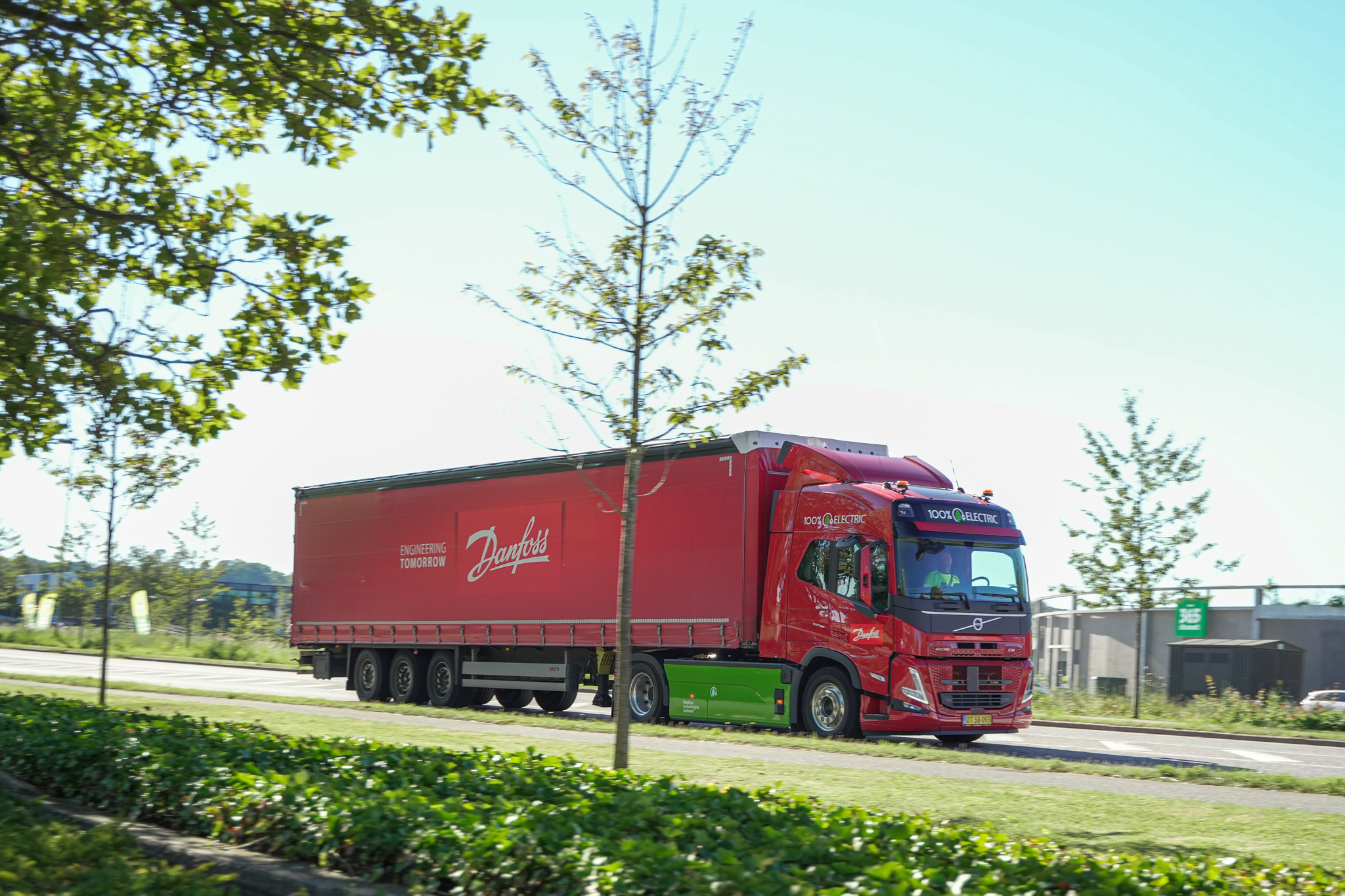 Volvo e Danfoss iniciam operação de primeira frota de caminhões elétricos disponível 24 horas por dia