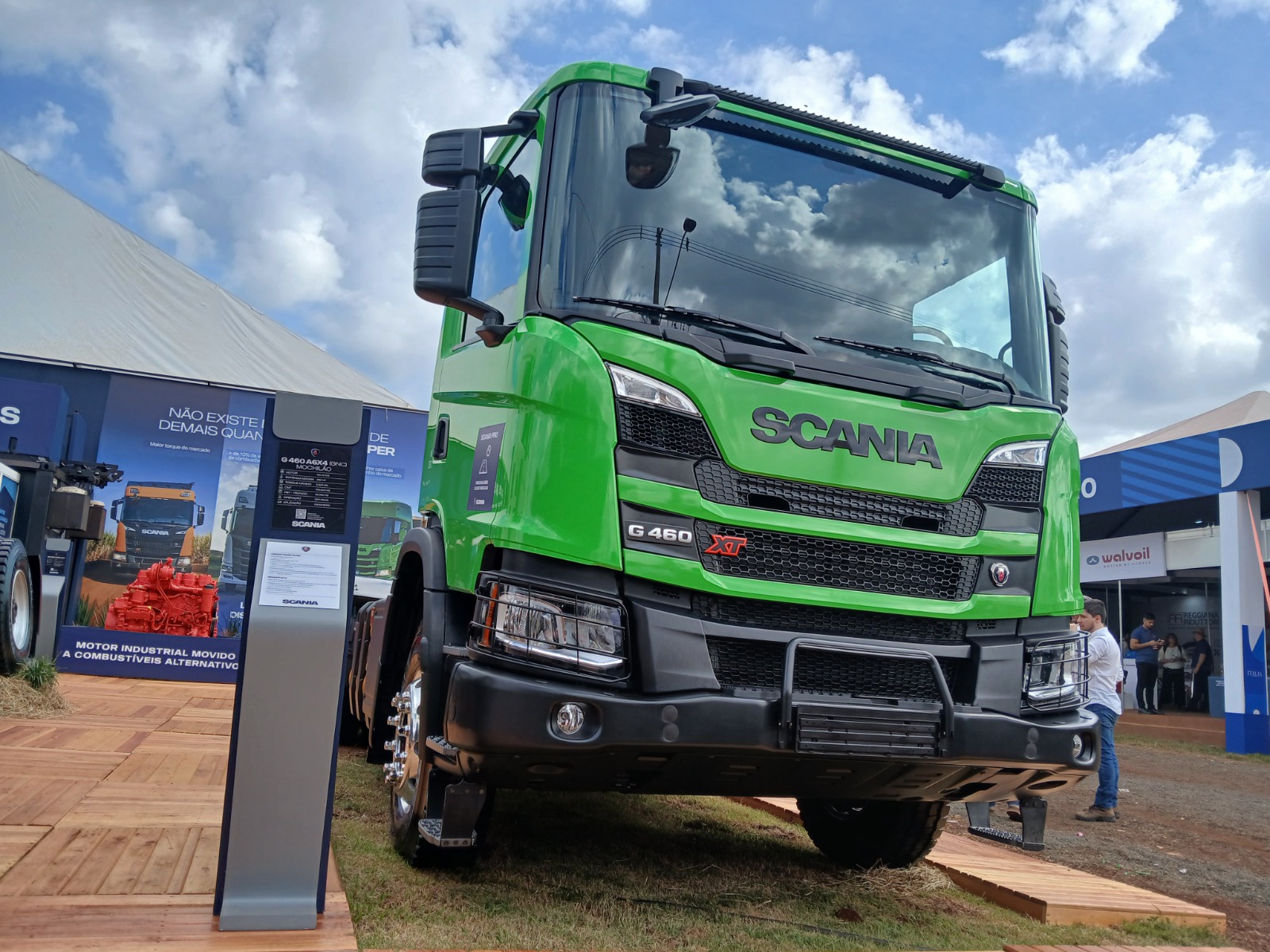 Scania apresenta caminhões de até 150 t e modelo a gás com foco no agro na Agrishow 2026