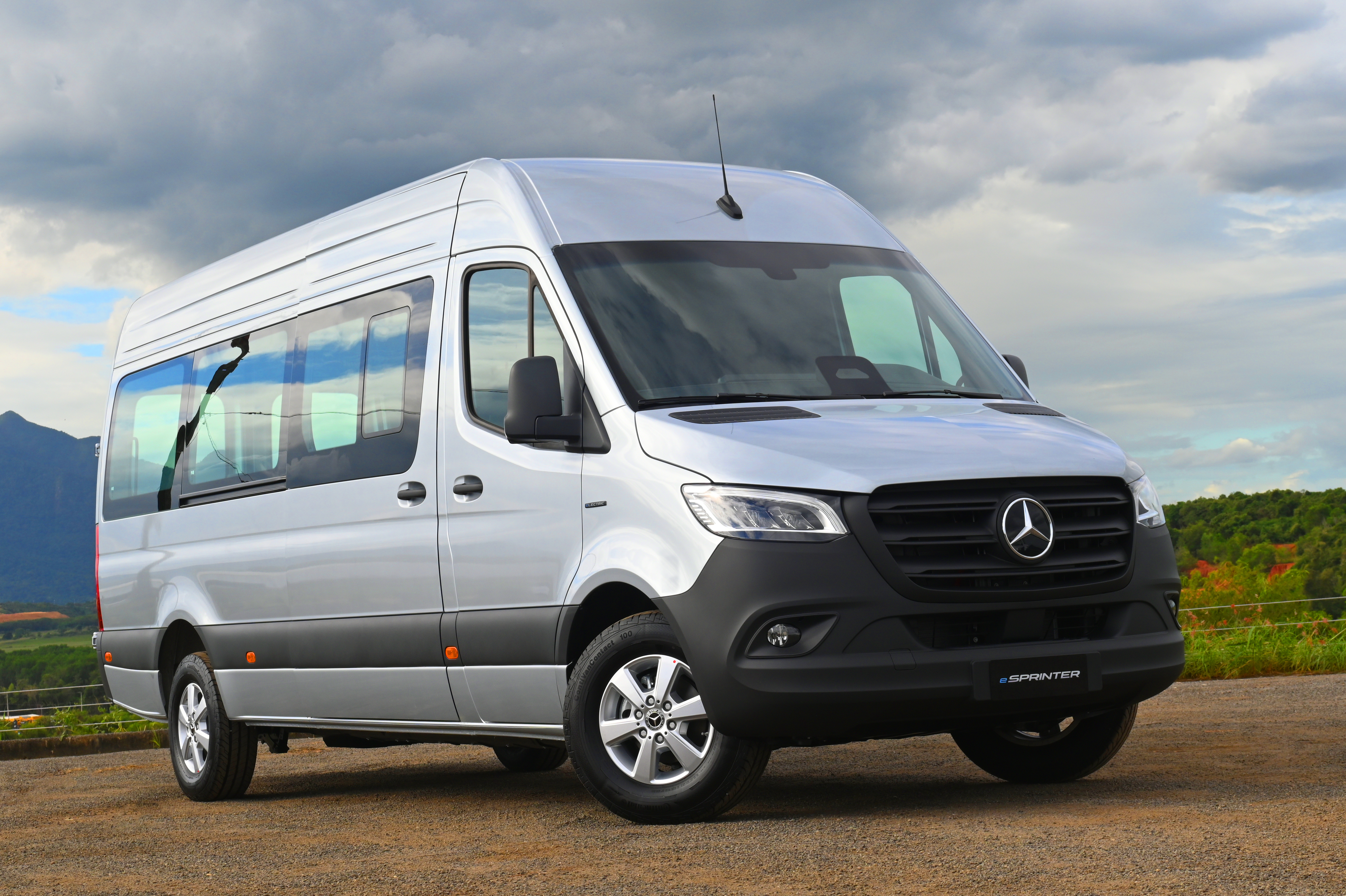 Mercedes-Benz amplia linha de elétricos com nova eSprinter para transporte de passageiros