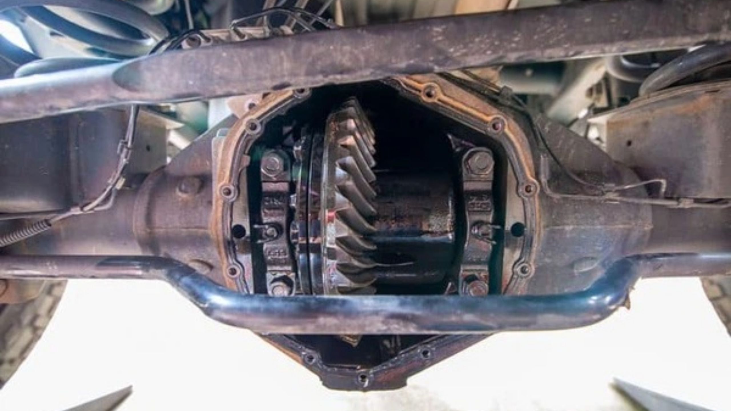 Como identificar o desgaste na coroa e pinhão do diferencial do caminhão?