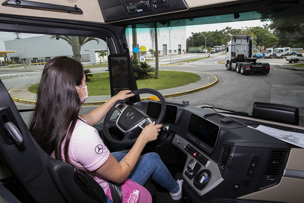 Mercedes-Benz celebra a transformação da vida de 30 mulheres que sonham ser caminhoneiras