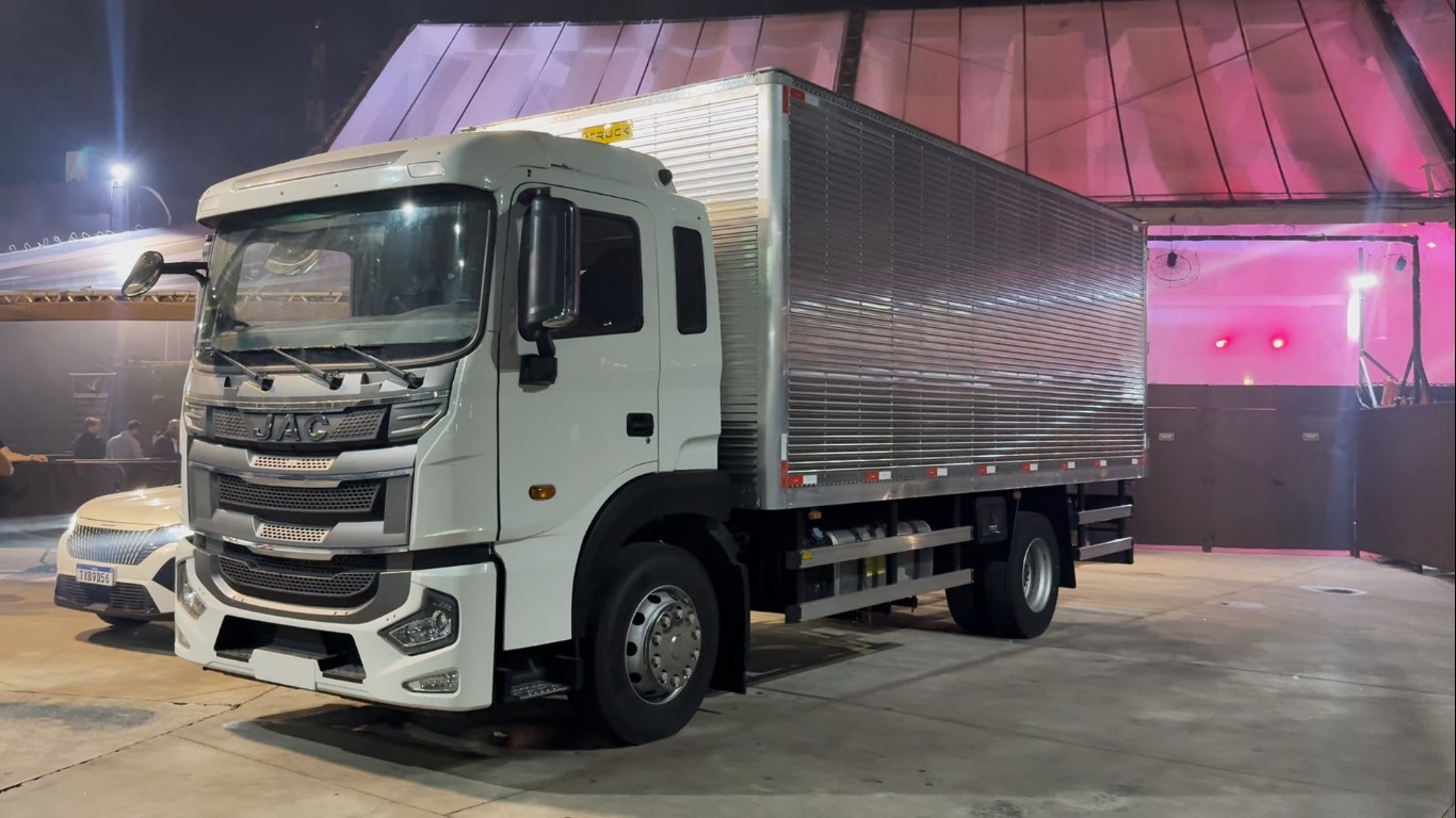 JAC Caminhões chega ao Brasil e apresenta nova linha de 9 a 25 toneladas e motor Cummins