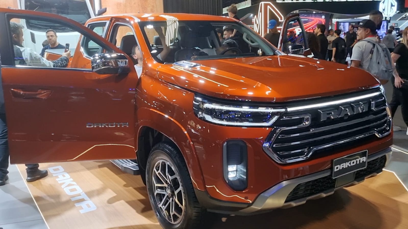 RAM lança Dakota no Brasil com motor a diesel e duas versões: Warlock e Laramie para urbano e off-road