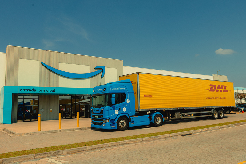 Amazon, DHL Supply Chain e Scania realizam teste inovador com caminhão 100% elétrico extrapesado em rota de longa distância