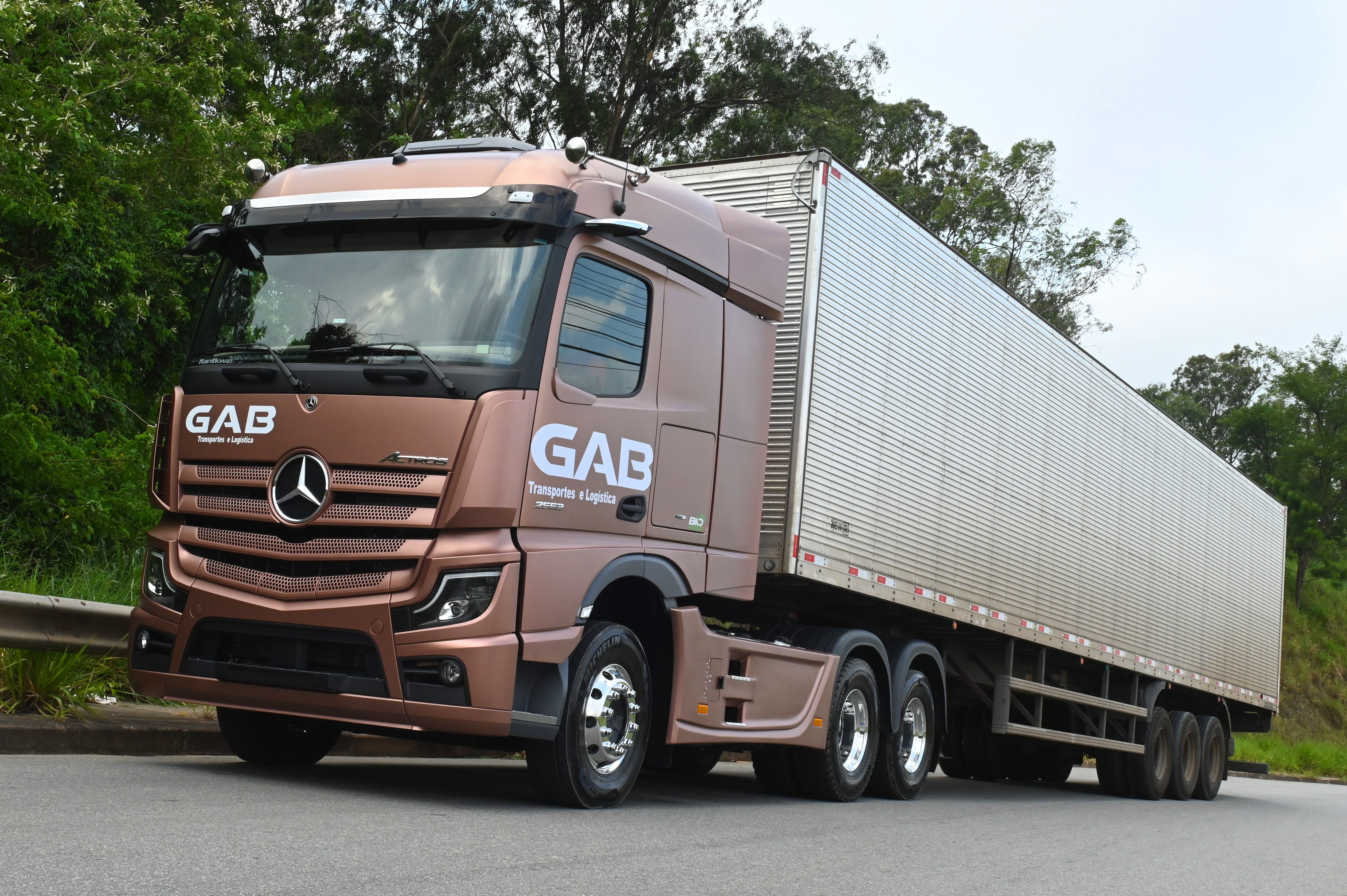 Com banheiro e design exclusivo, Actros “Estrela Delas” é incorporado à frota da GAB Transportes