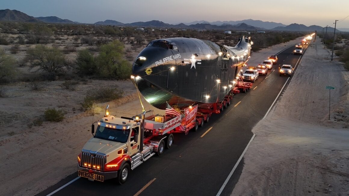 Do céu ao asfalto: lendário avião da Segunda Guerra cruza 240 km por terra rebocado por um Western Star 49X