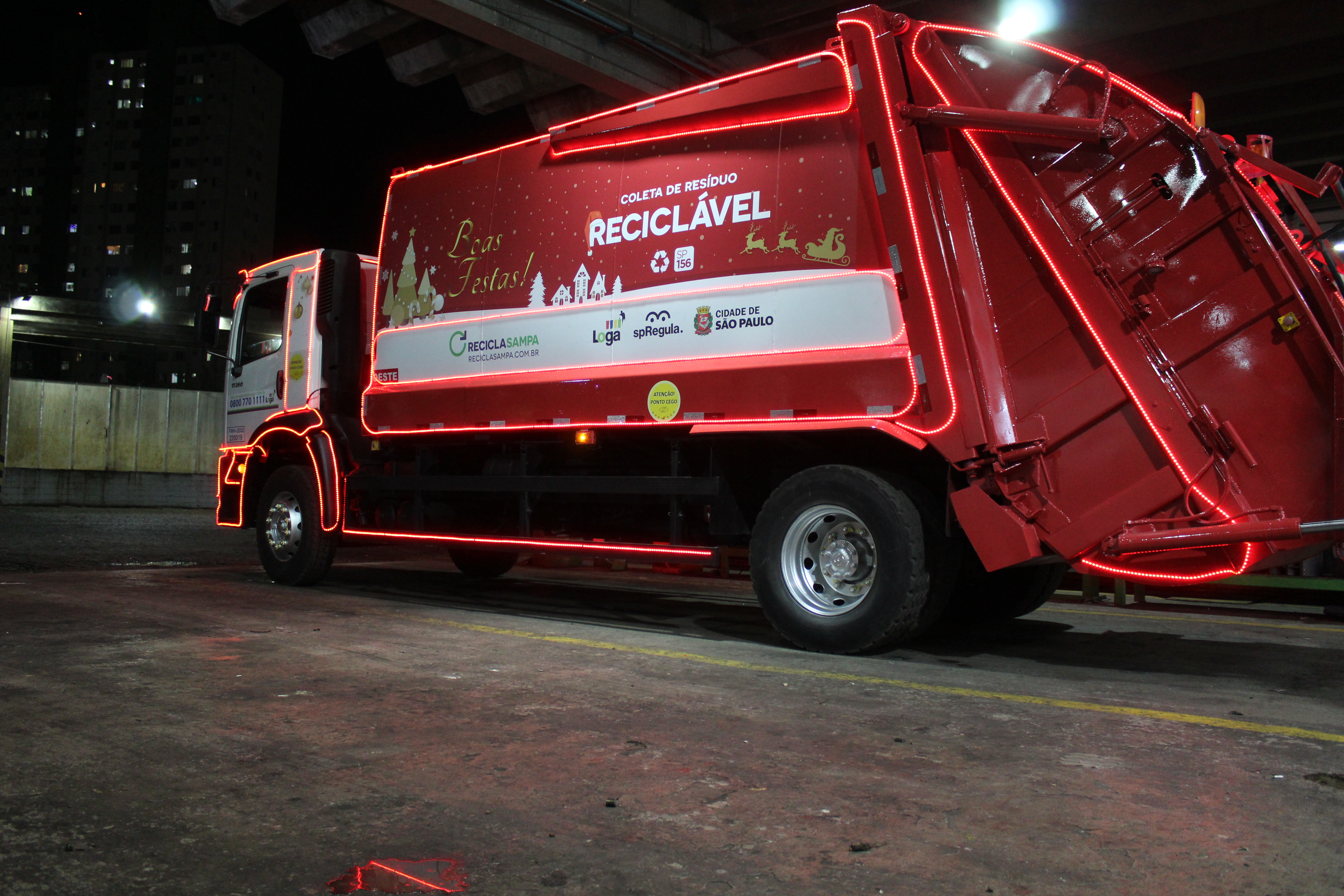 Caminhões de Natal da Loga levam mensagem de fraternidade aos paulistanos