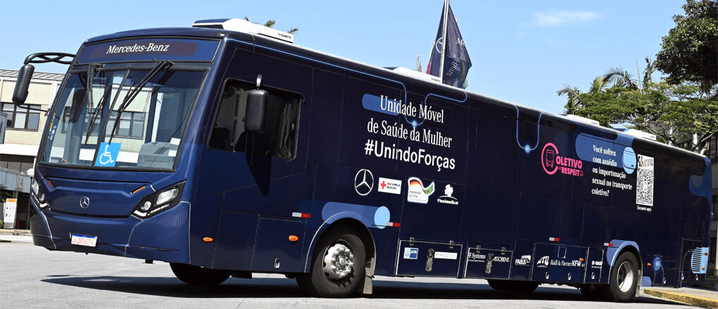 Mercedes-Benz entrega ônibus à cruz vermelha para unidade móvel de saúde da mulher