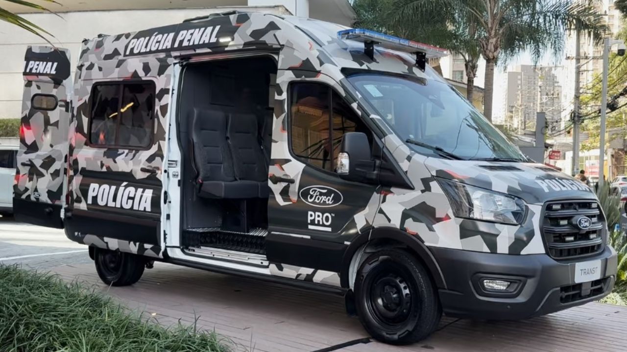 Ford Transit recebe adaptação para Polícia Penal: transporte de presos e 4 escoltas com monitoramento 360°