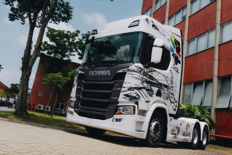 Brilhante Transportes recebe caminhão personalizado da Scania em comemoração aos seus 20 anos