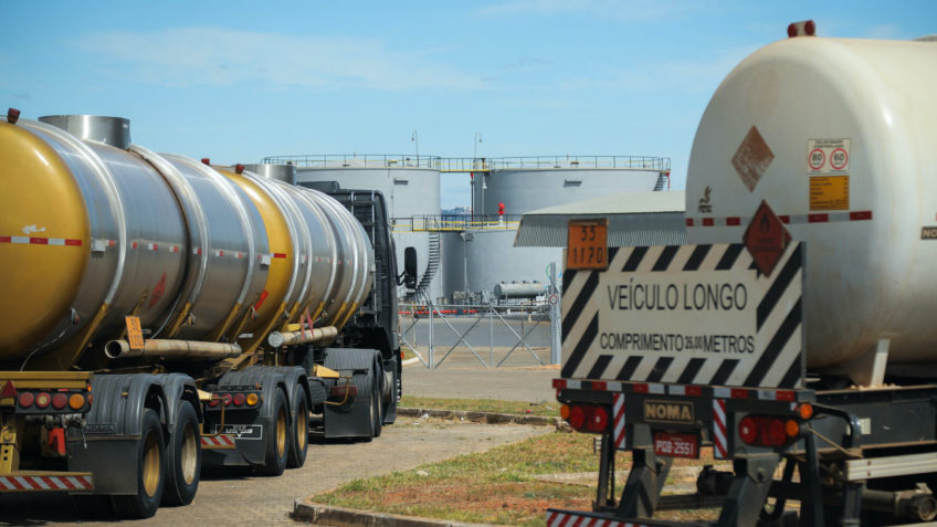Aumento do ICMS para 2026 acende alerta: combustíveis podem subir 23%