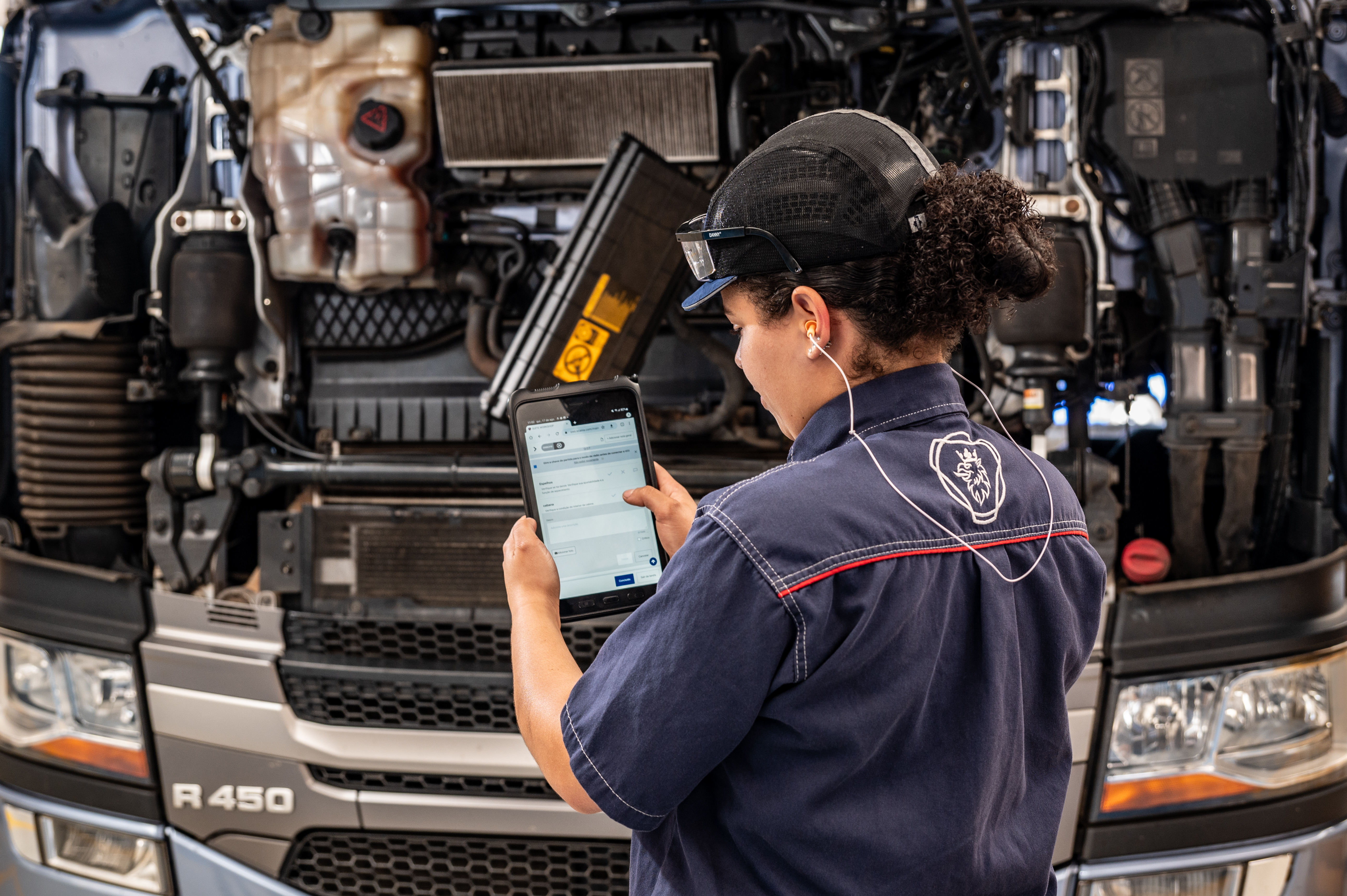 Scania celebra marca de 100 mil veículos e investe forte no lançamento de loja de peças online no Brasil