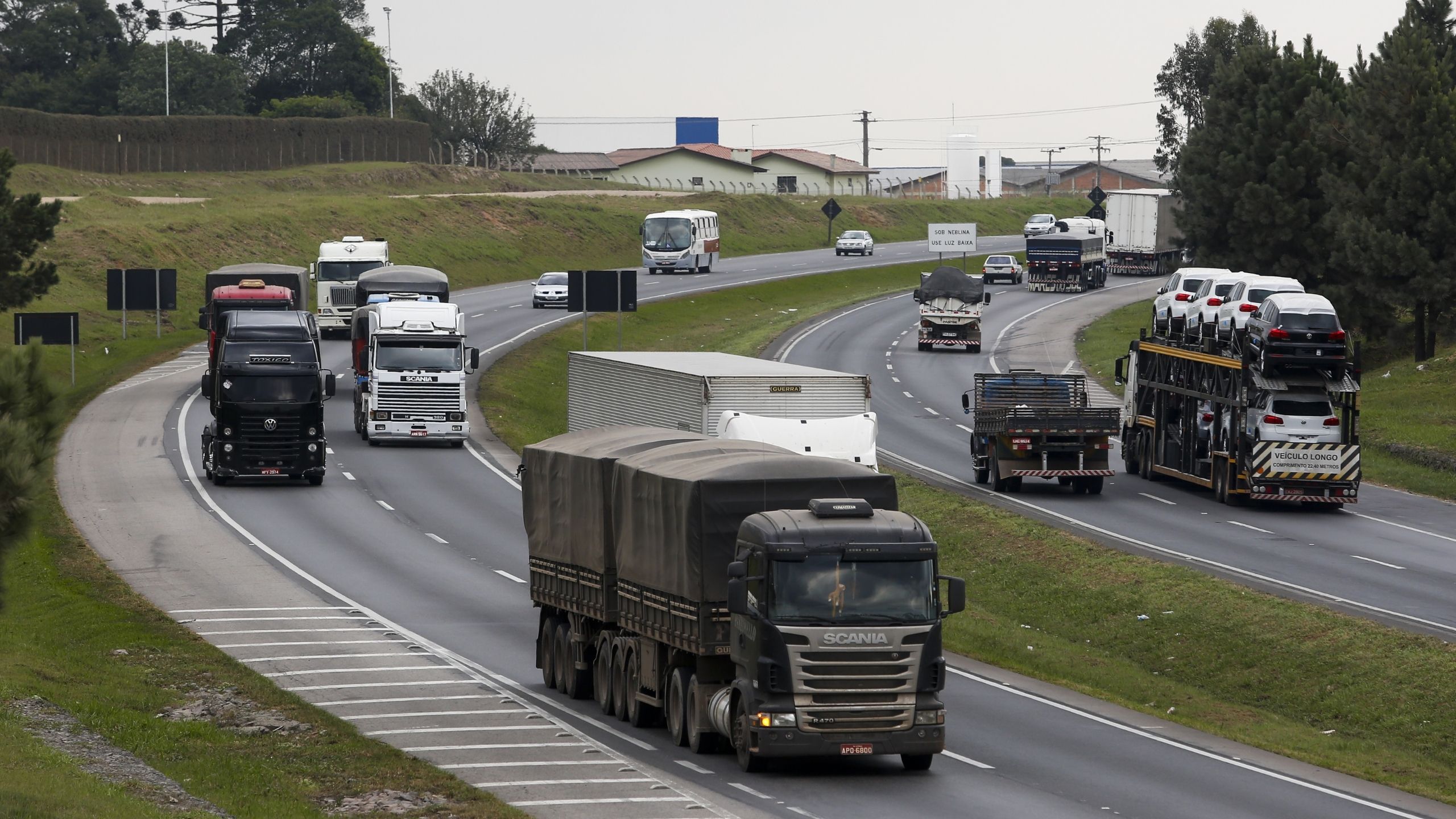 Caminhões ultrapassam 100 mil km por ano no Brasil e estudo revela rotina pesada da frota